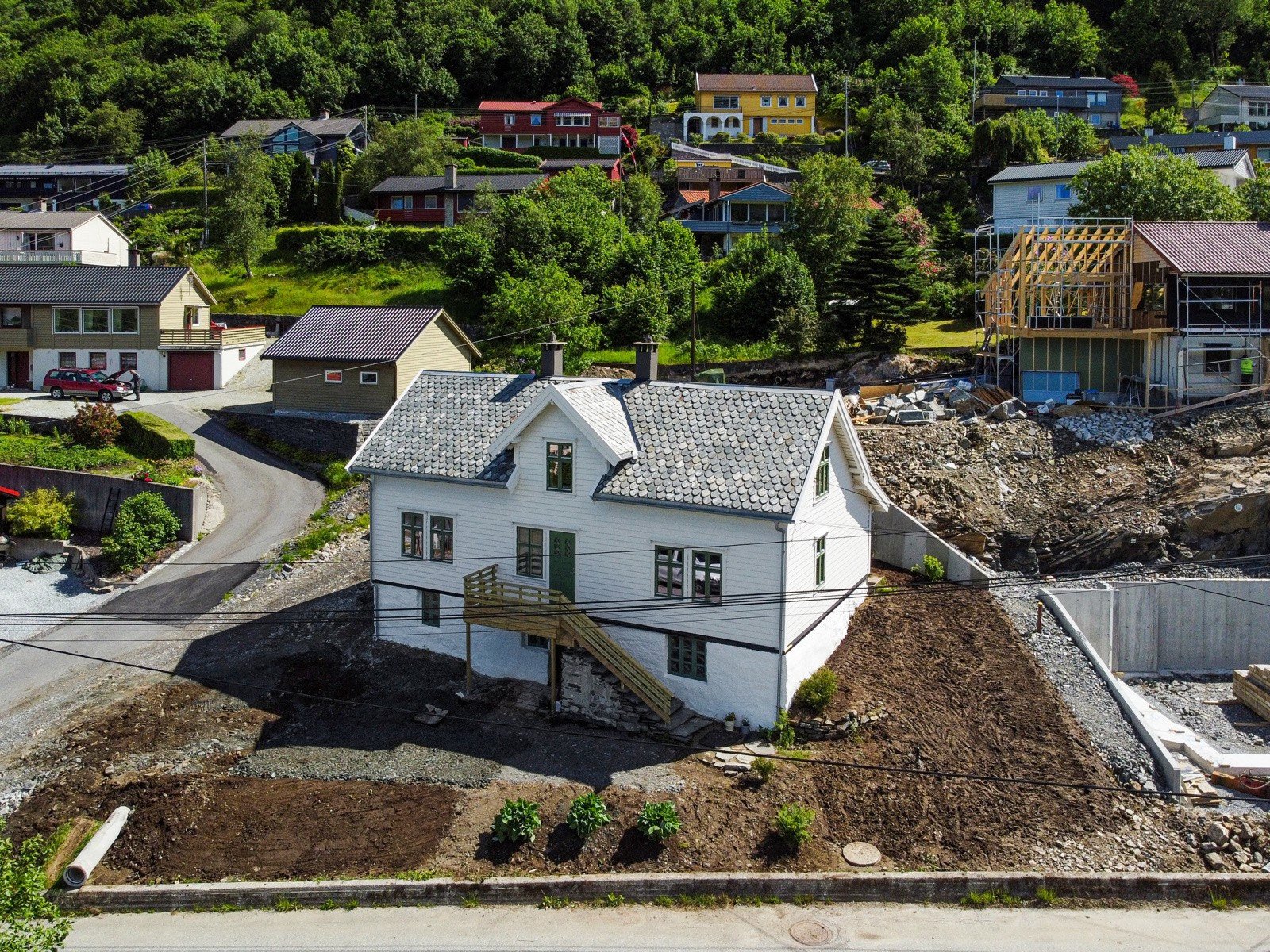 Vollavegen 16, en enebolig fra 1890-tallet, sett ovenfra med nabolaget rundt