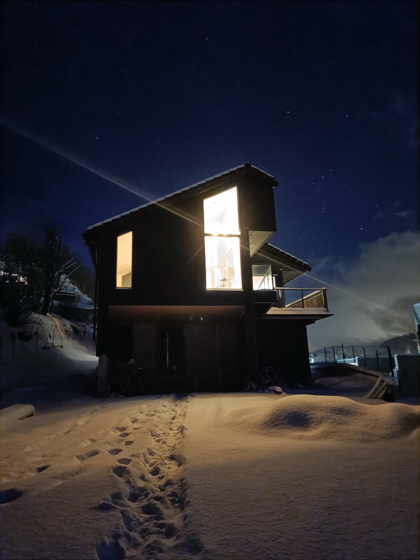 Vollavegen 18 opplyst om kvelden, med snø på bakken